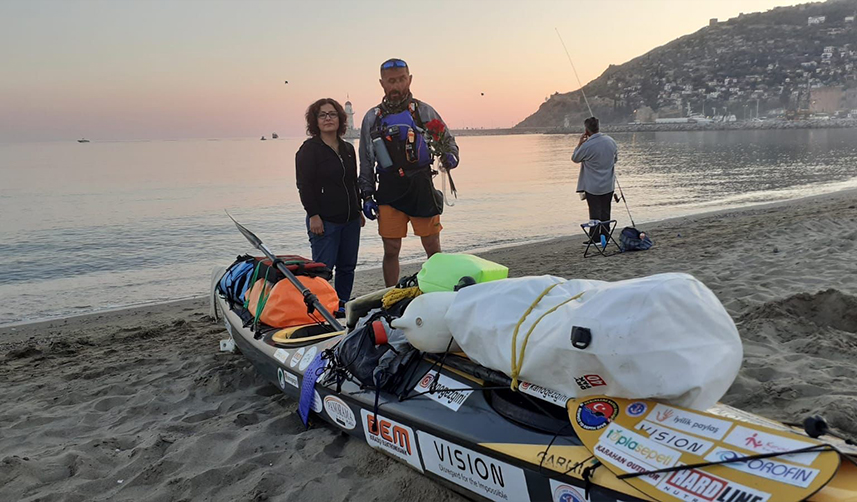 Artvin'den yola çıktı! Dört denizi kürek çekerek geçti
