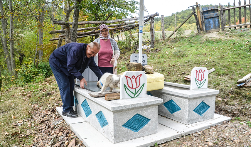 Ölmeden kendisi ve eşi için mezar yaptırdı! Her gün içinde yatıyor