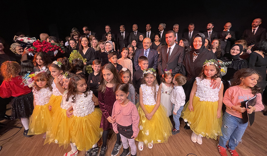  Trabzon'da öğretmenlerden oluşan koro sahne aldı 