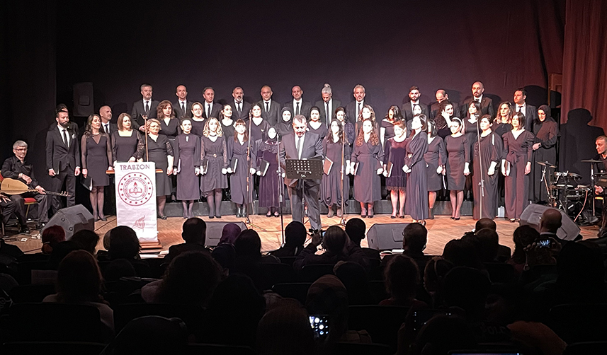  Trabzon'da öğretmenlerden oluşan koro sahne aldı 