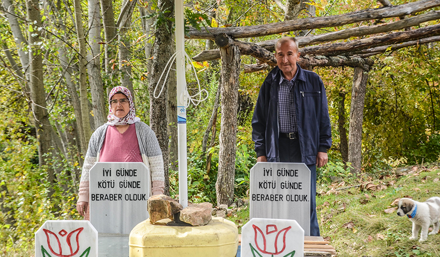 Ölmeden kendisi ve eşi için mezar yaptırdı! Her gün içinde yatıyor