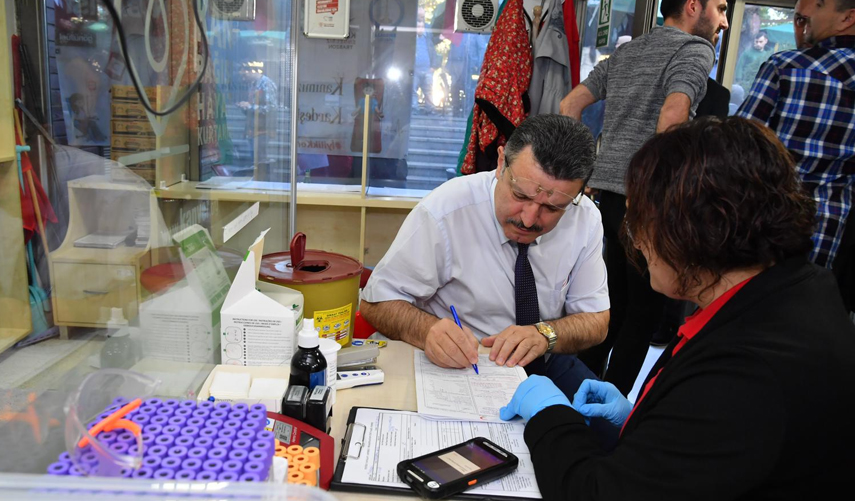 Kızılay Haftası’nda Başkan Genç’ten örnek kan bağışı!