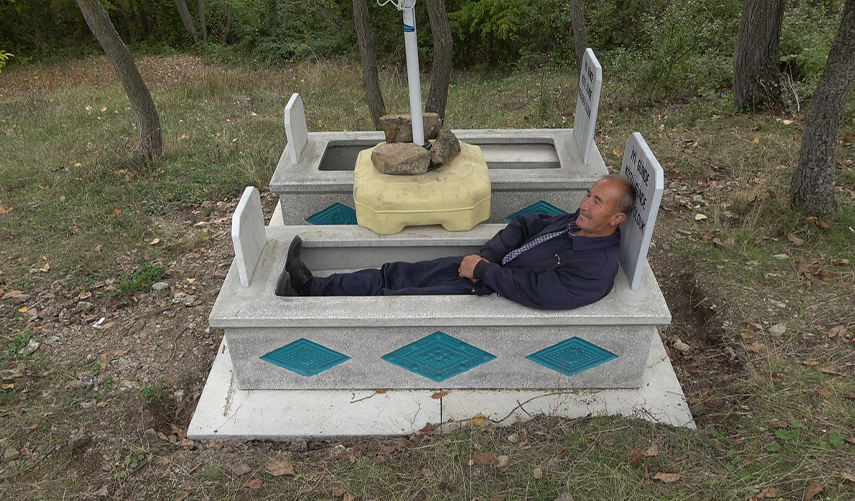 Ölmeden kendisi ve eşi için mezar yaptırdı! Her gün içinde yatıyor