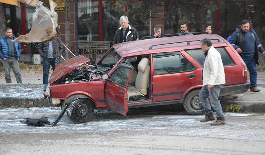 Giresun'da aydınlatma direğine çarpan otomobildeki 4 kişi yaralandı
