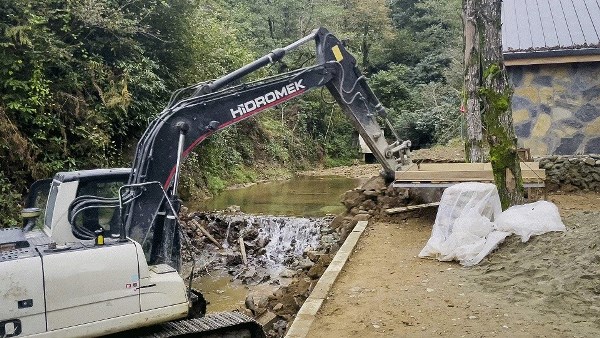 Rize’de ruhsatsız binalar yıkılıyor