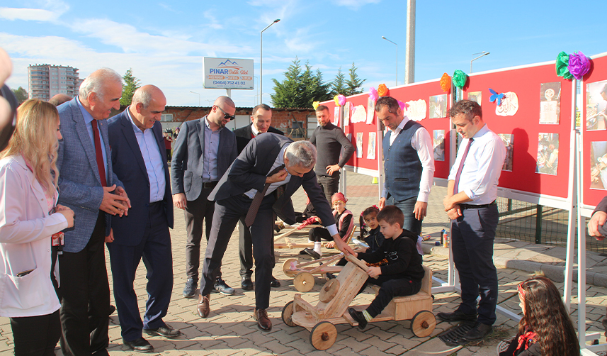 Rize’de babalar ve çocukları tahta arabalarla yarıştı