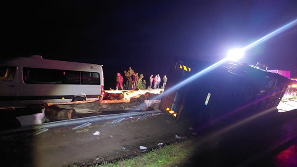 Samsun'da devrilen kamyondan dökülen tomruklara Trabzon plakalı midibüs çarptı