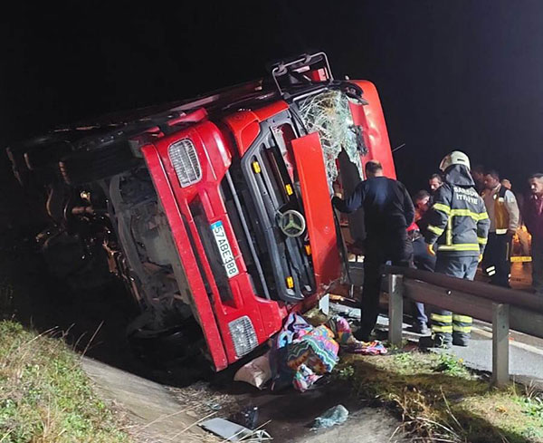 Samsun'da devrilen kamyondan dökülen tomruklara Trabzon plakalı midibüs çarptı