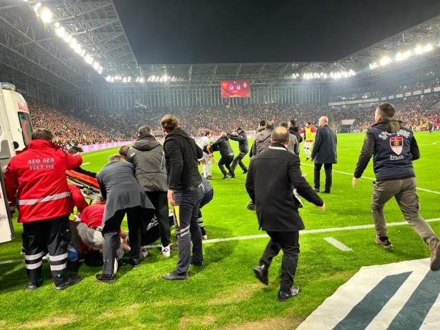 İzmir'de olaylı maç yarıda kaldı! Kaleciye korner direği ile saldırdılar