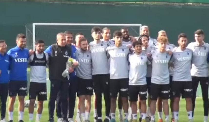 Futbolculardan Abdullah Avcı’ya Öğretmenler Günü kutlaması