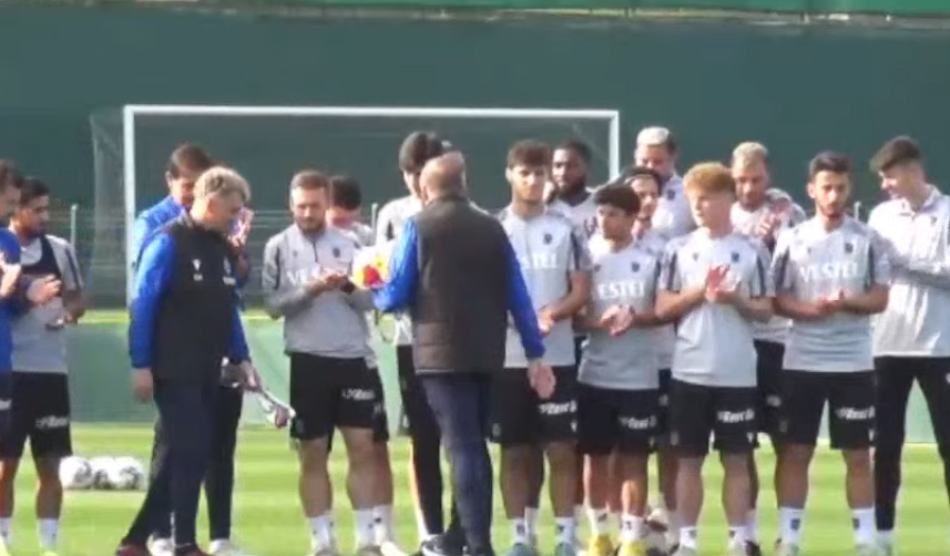 Futbolculardan Abdullah Avcı’ya Öğretmenler Günü kutlaması