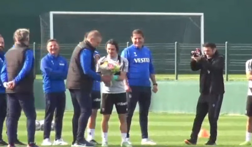 Futbolculardan Abdullah Avcı’ya Öğretmenler Günü kutlaması