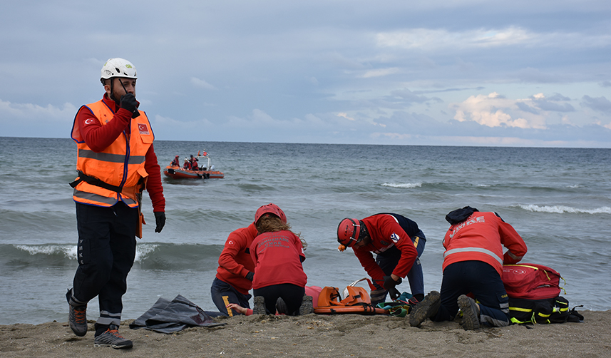 Trabzon'daki tatbikat! Denize düşenler bir bir kurtarıldı