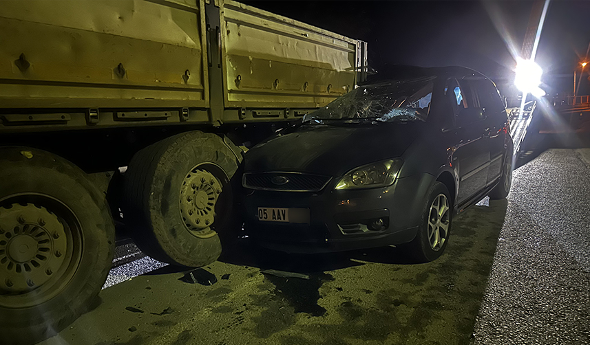 Giresun'da park halindeki tıra çarptı! 1 yaralı