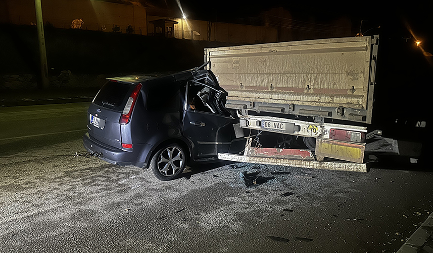 Giresun'da park halindeki tıra çarptı! 1 yaralı