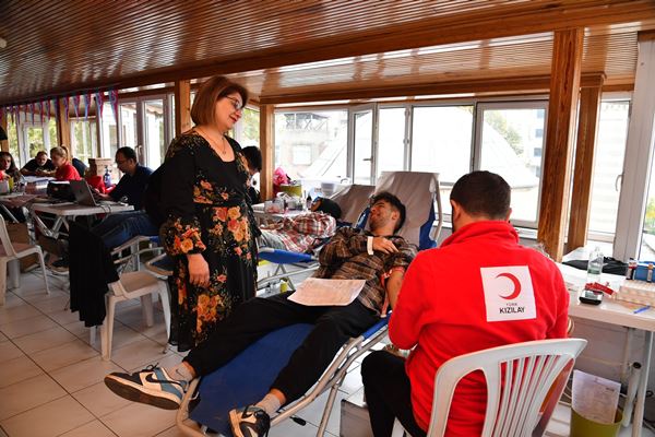 Trabzon'da öğrenciler Kızılay’a kanlarını bağışladı