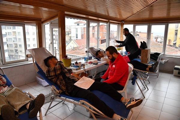 Trabzon'da öğrenciler Kızılay’a kanlarını bağışladı