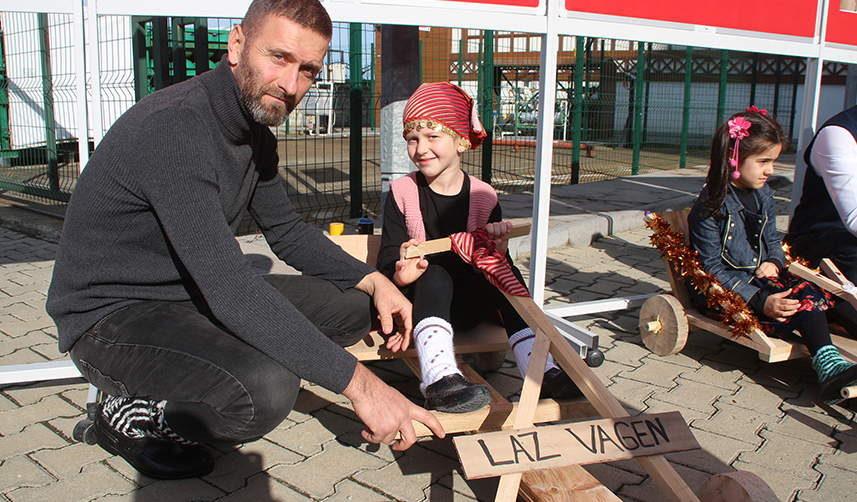 Rize’de babalar ve çocukları tahta arabalarla yarıştı