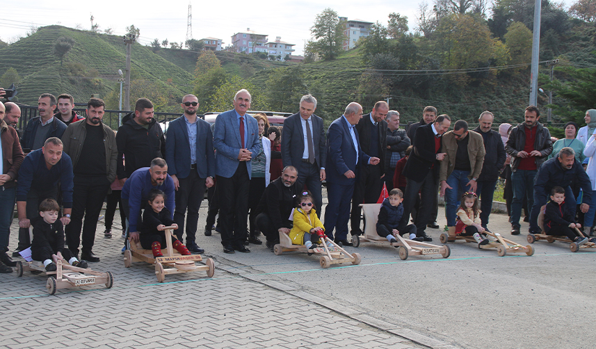 Rize’de babalar ve çocukları tahta arabalarla yarıştı