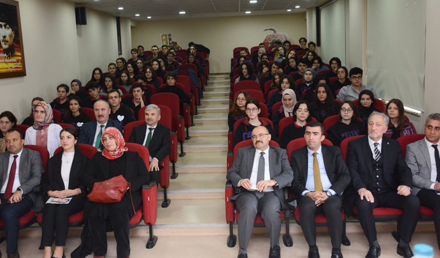 Trabzon Valisi Ustaoğlu kariyer günleri programında öğrencilerin sorularını yanıtladı