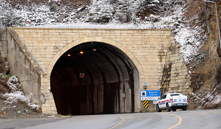 Zigana Dağı beyaza büründü