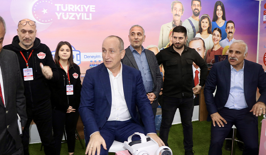 TOKİ Başkanı Bulut,  "İlk Evim, İlk İş Yerim" ile "İlk Evim Arsa"  projelerinin tanıtım tırını gezdi