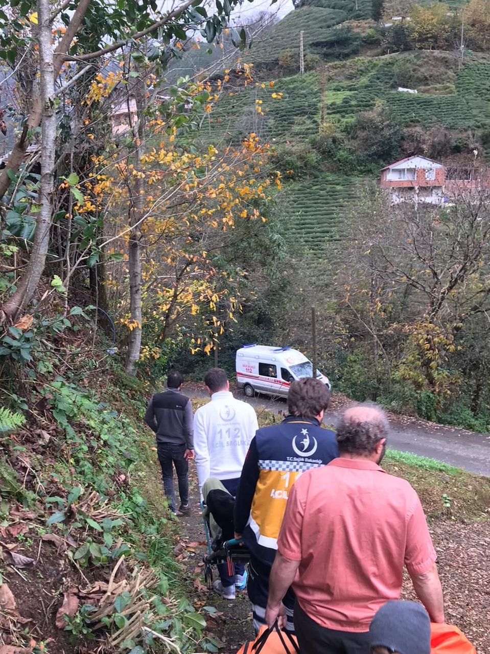 Rize'de evinde rahatsızlanan hasta 200 metre sedyeyle ambulansa taşındı