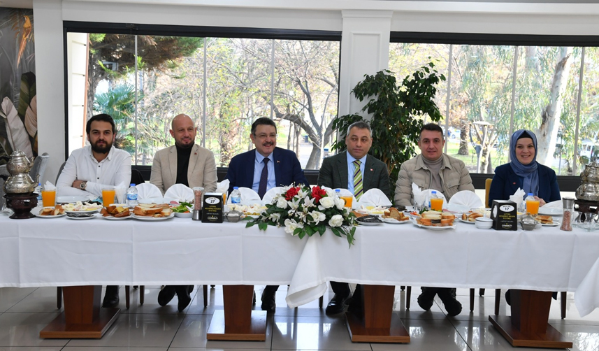 Başkan Genç, AK Parti Ortahisar İlçe Teşkilatıyla bir araya geldi