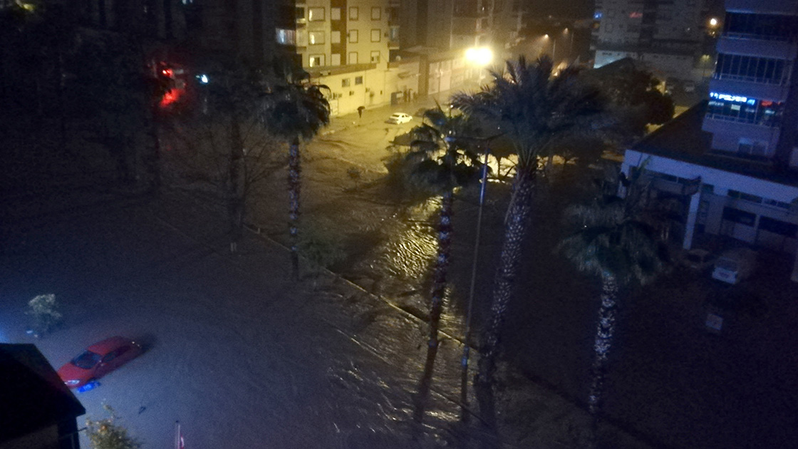 Antalya'da kuvvetli yağış sele neden oldu