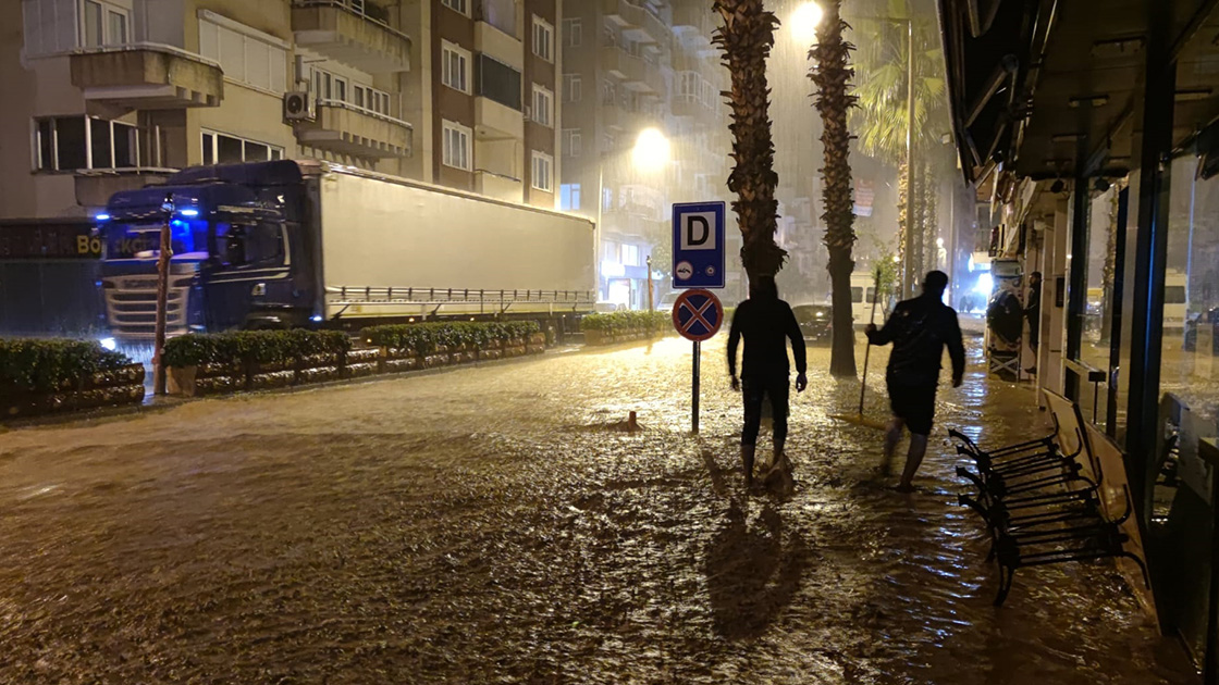 Antalya'da kuvvetli yağış sele neden oldu