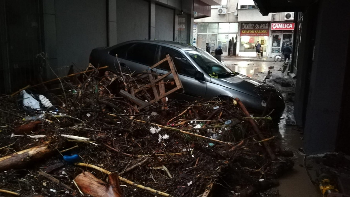 Antalya'da kuvvetli yağış sele neden oldu