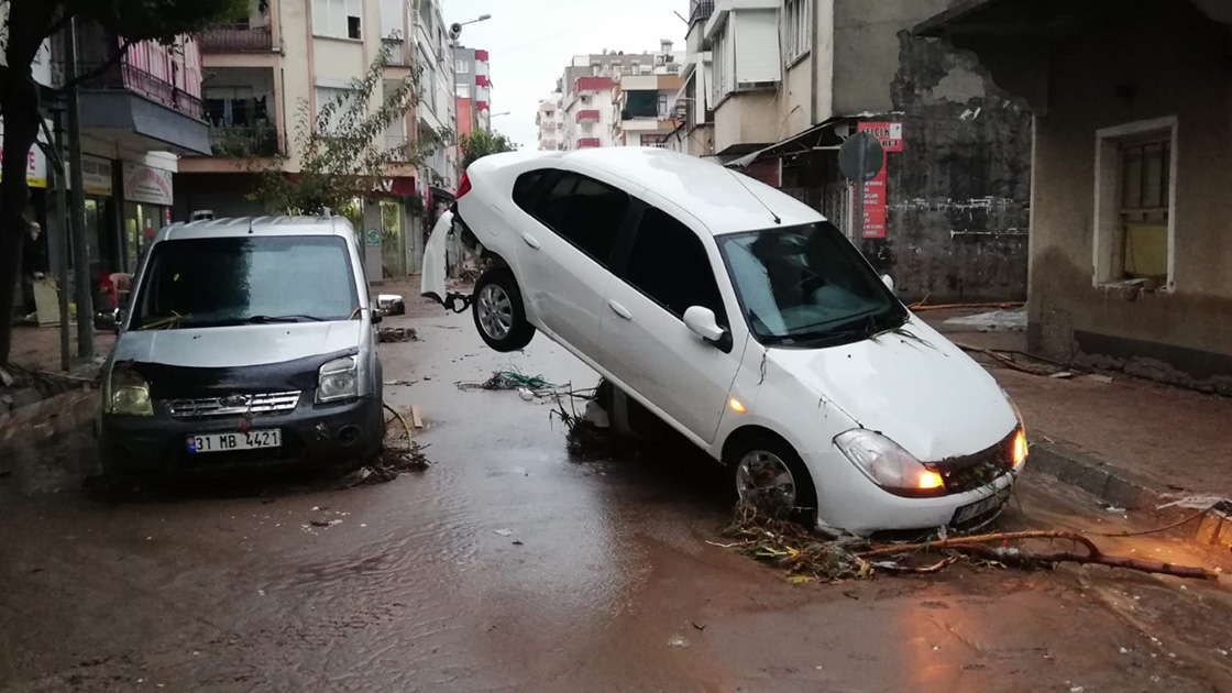 Antalya'da kuvvetli yağış sele neden oldu