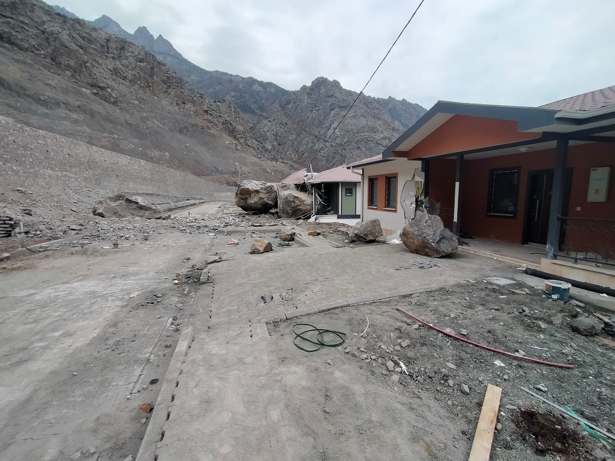 Baraj nedeniyle taşınmıştı! Yeni yerleşim yerine dev kayalar düştü