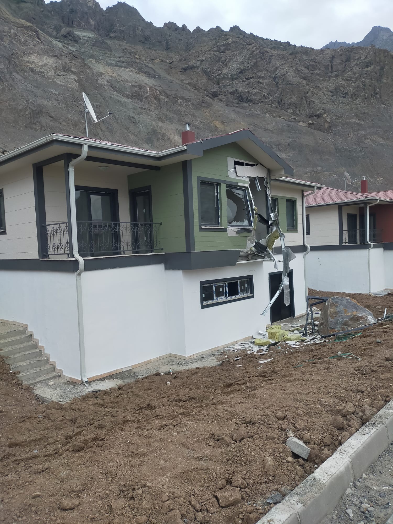 Baraj nedeniyle taşınmıştı! Yeni yerleşim yerine dev kayalar düştü