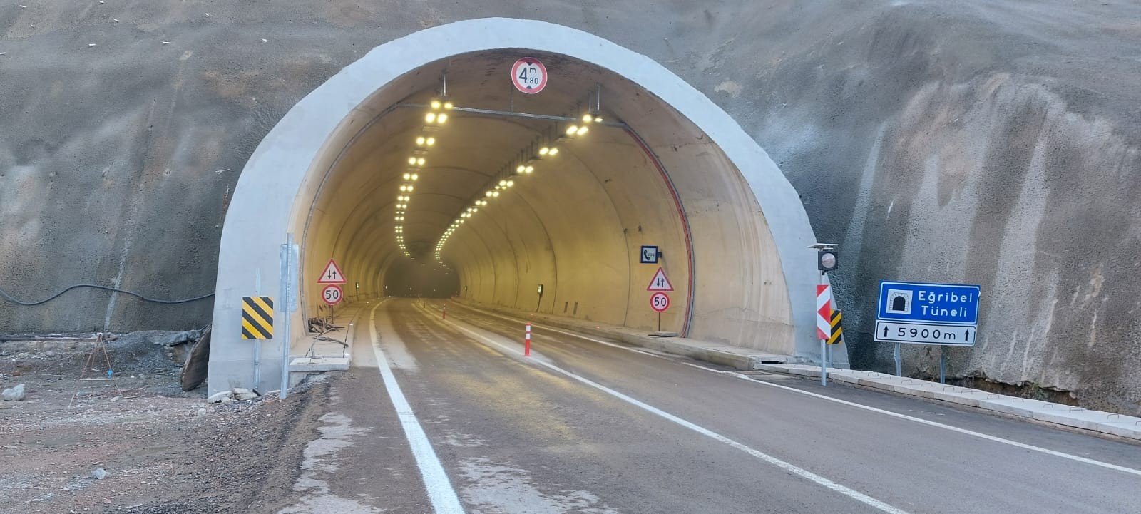 Eğribel'e kar düştü! Tünel tek şeritten ulaşıma açıldı