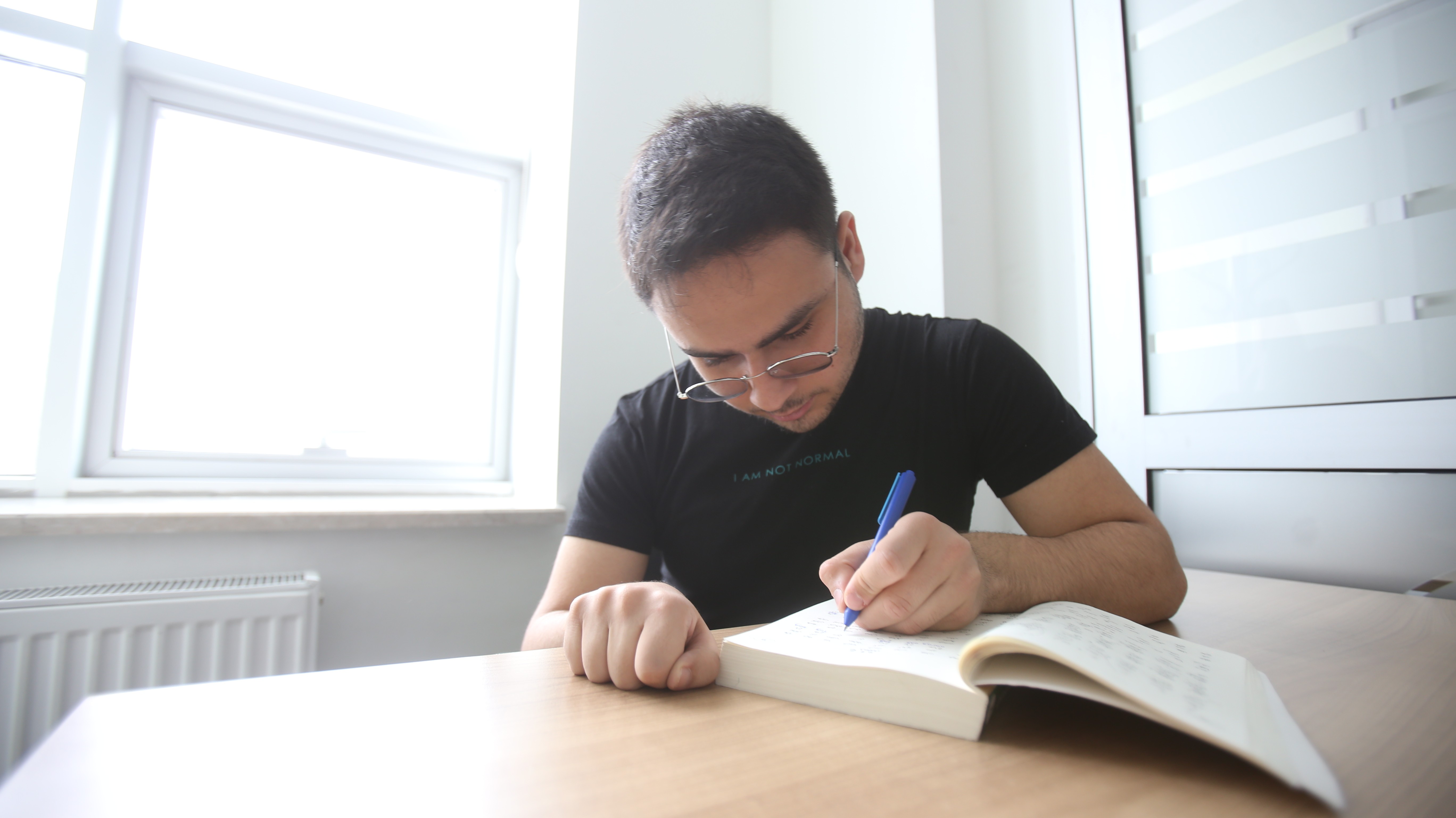 Engelli gencin mücadelesi yaşıtlarına örnek oluyor