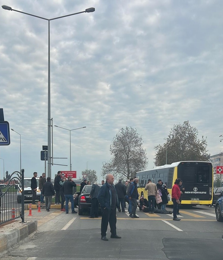 Trabzon'da yaya geçidinde kaza! 2 yaralı 