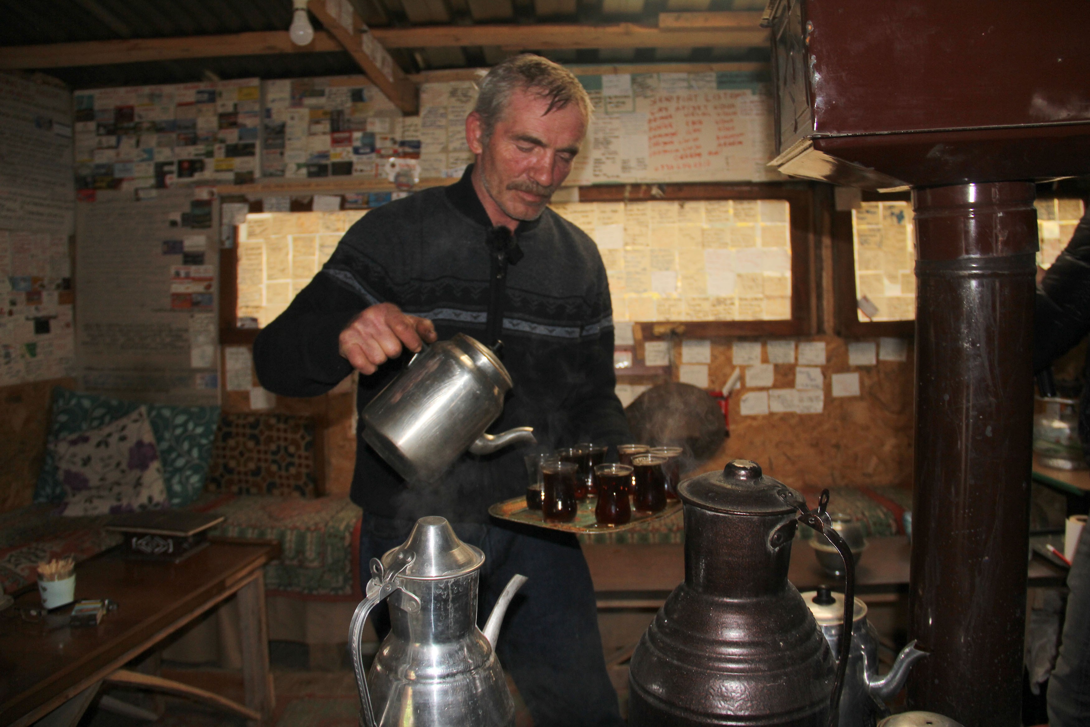 Giresun'da yolda kalanların umudu bu ahşap kulübe