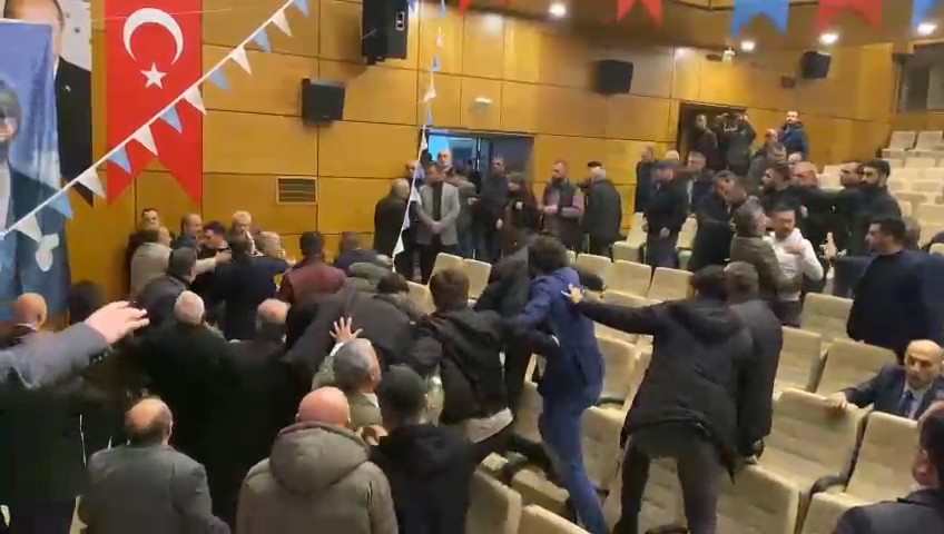 İYİ Parti'nin komşu ildeki kongresinde bir anda ortalık karıştı!