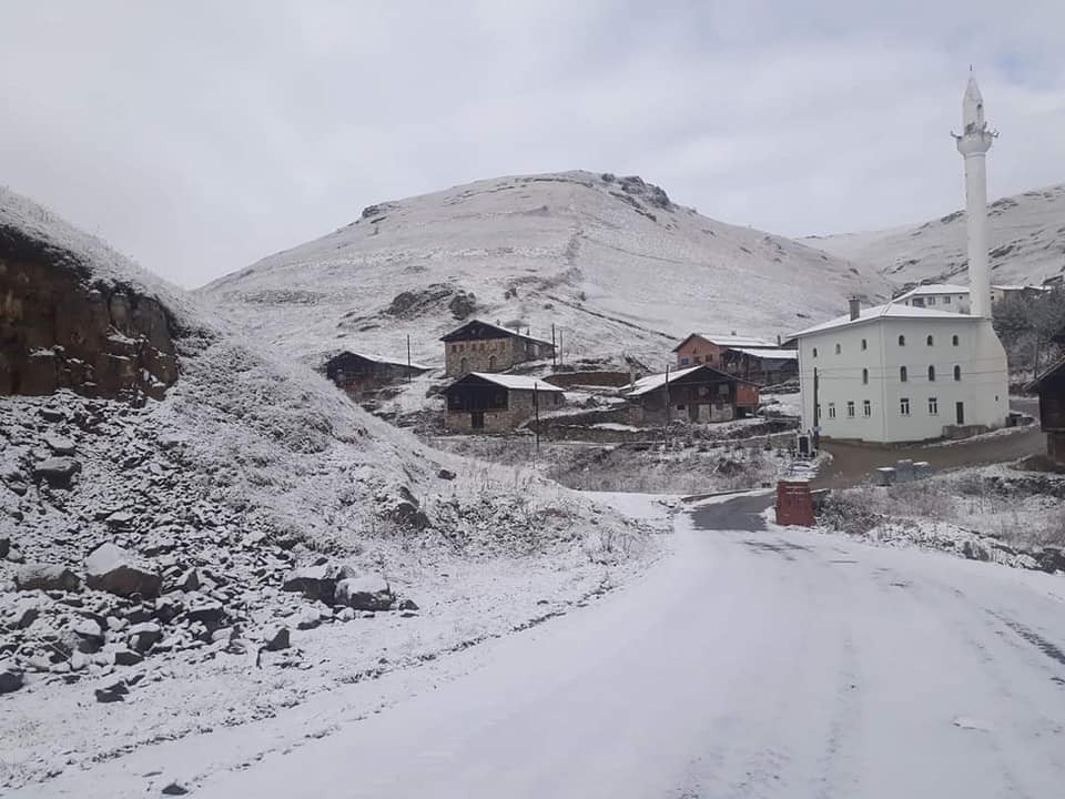 Bayburt-Trabzon sınırında kar yağışı etkili oldu