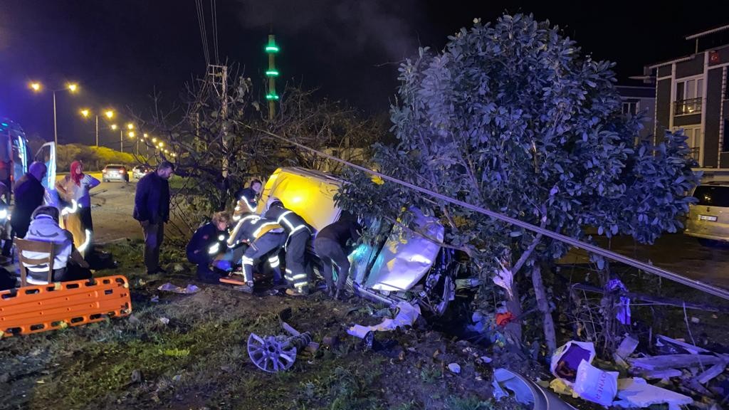 Samsun'da otomobil evin bahçe duvarına çarptı: 5 ağır yaralı