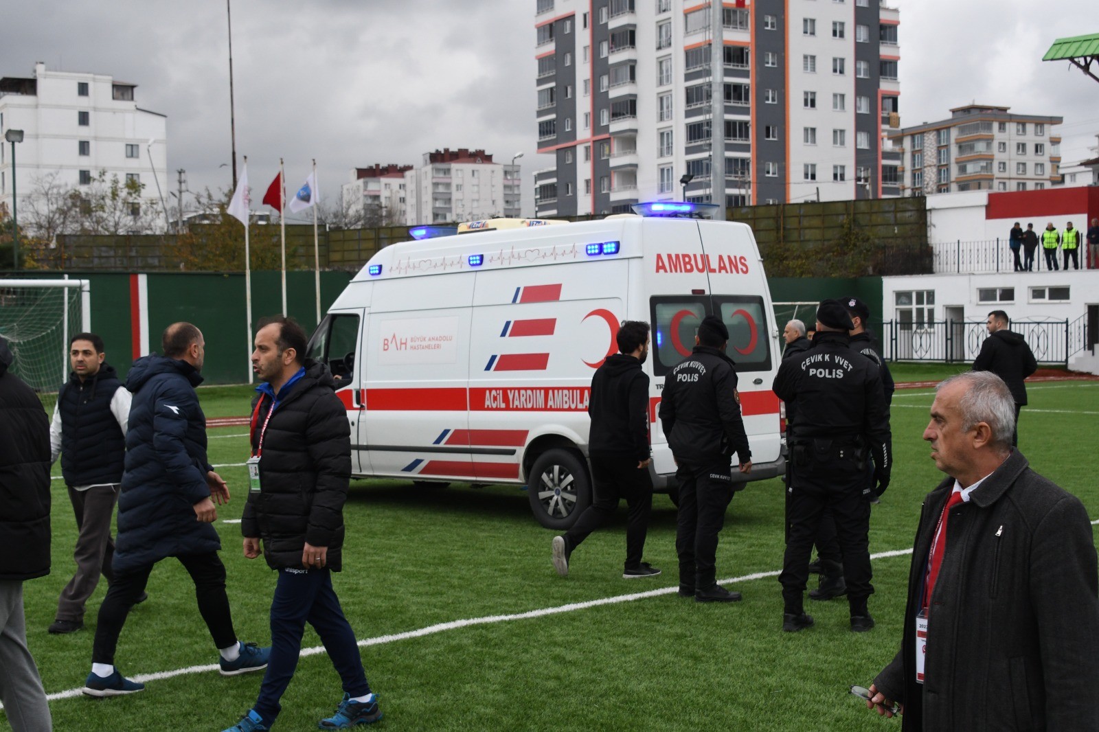 Samsun'da maçta rakibiyle çarpışınca dili boğazına kaçtı! Erken müdahale hayat kurtardı