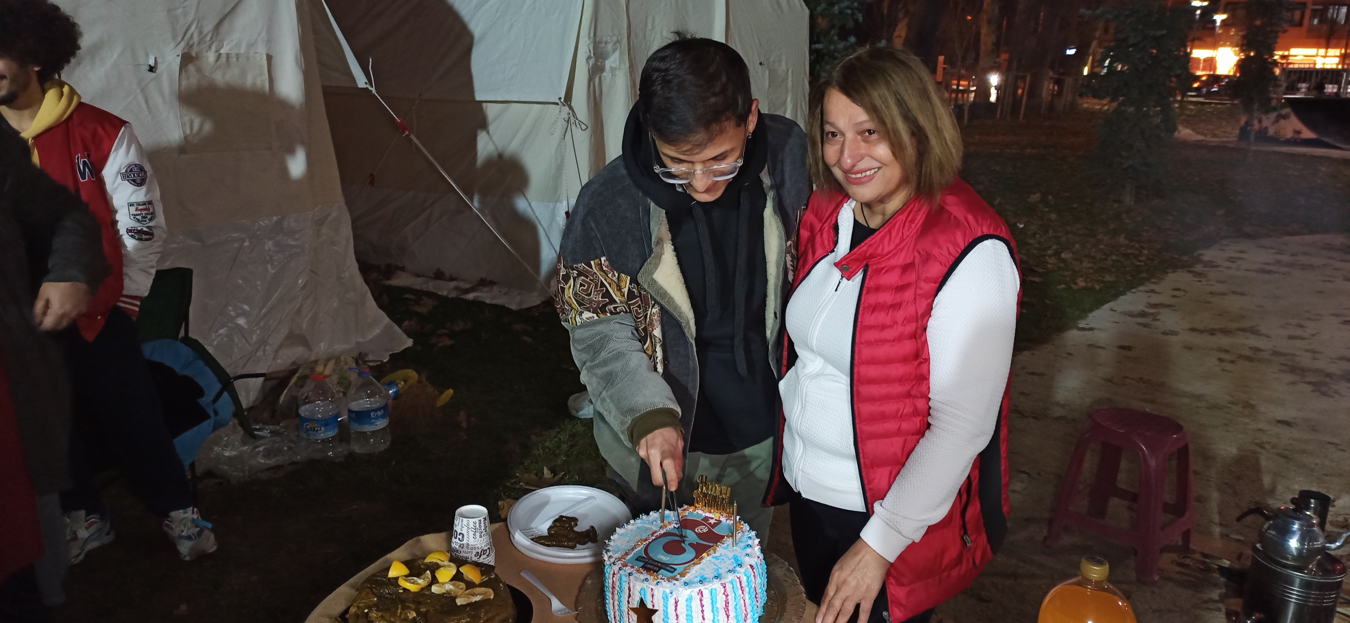 Düzce'de Trabzonsporlu depremzedenin doğum günü böyle kutlandı