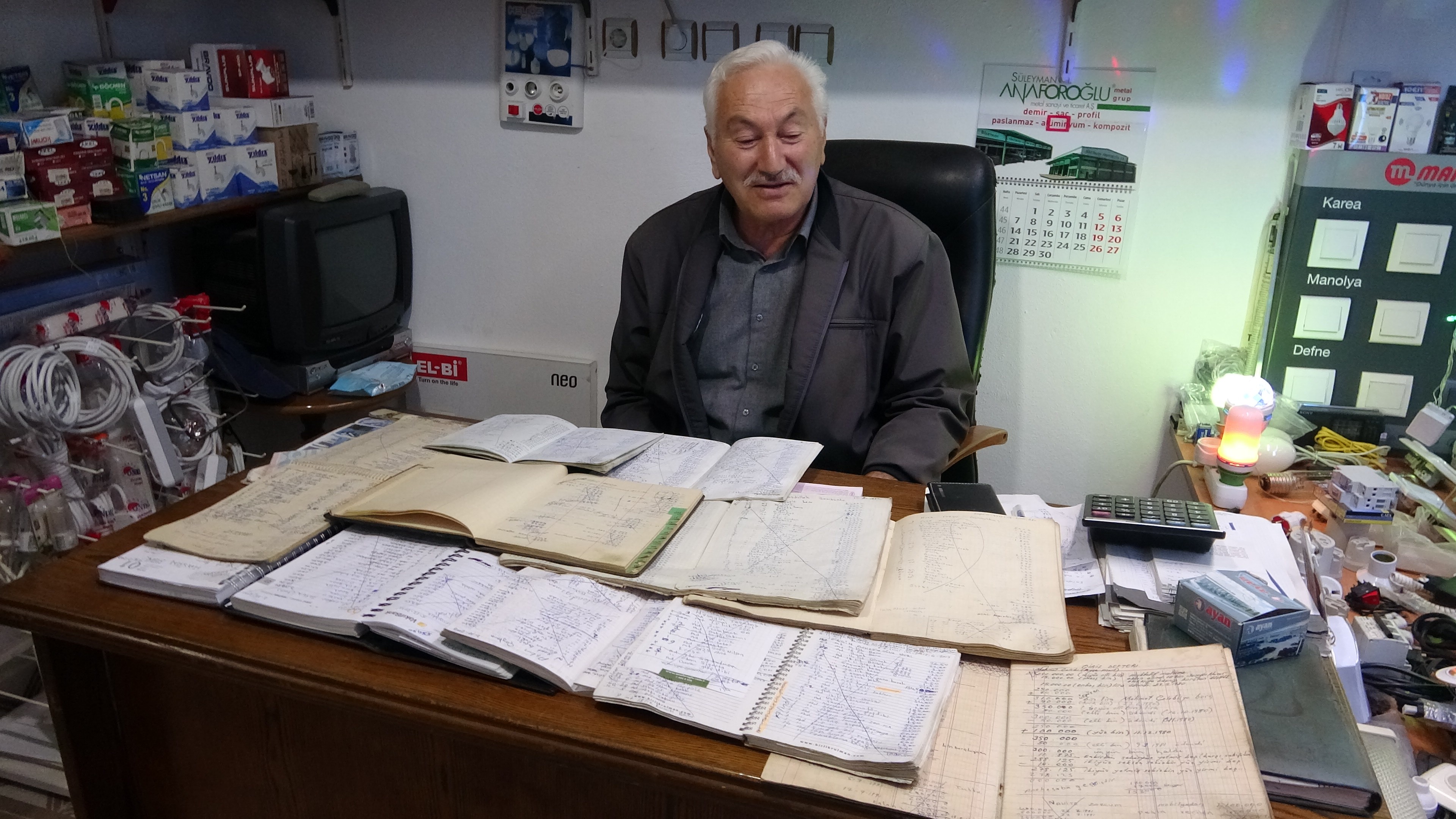 Yarım asırlık müşteri defterlerine gözü gibi bakıyor