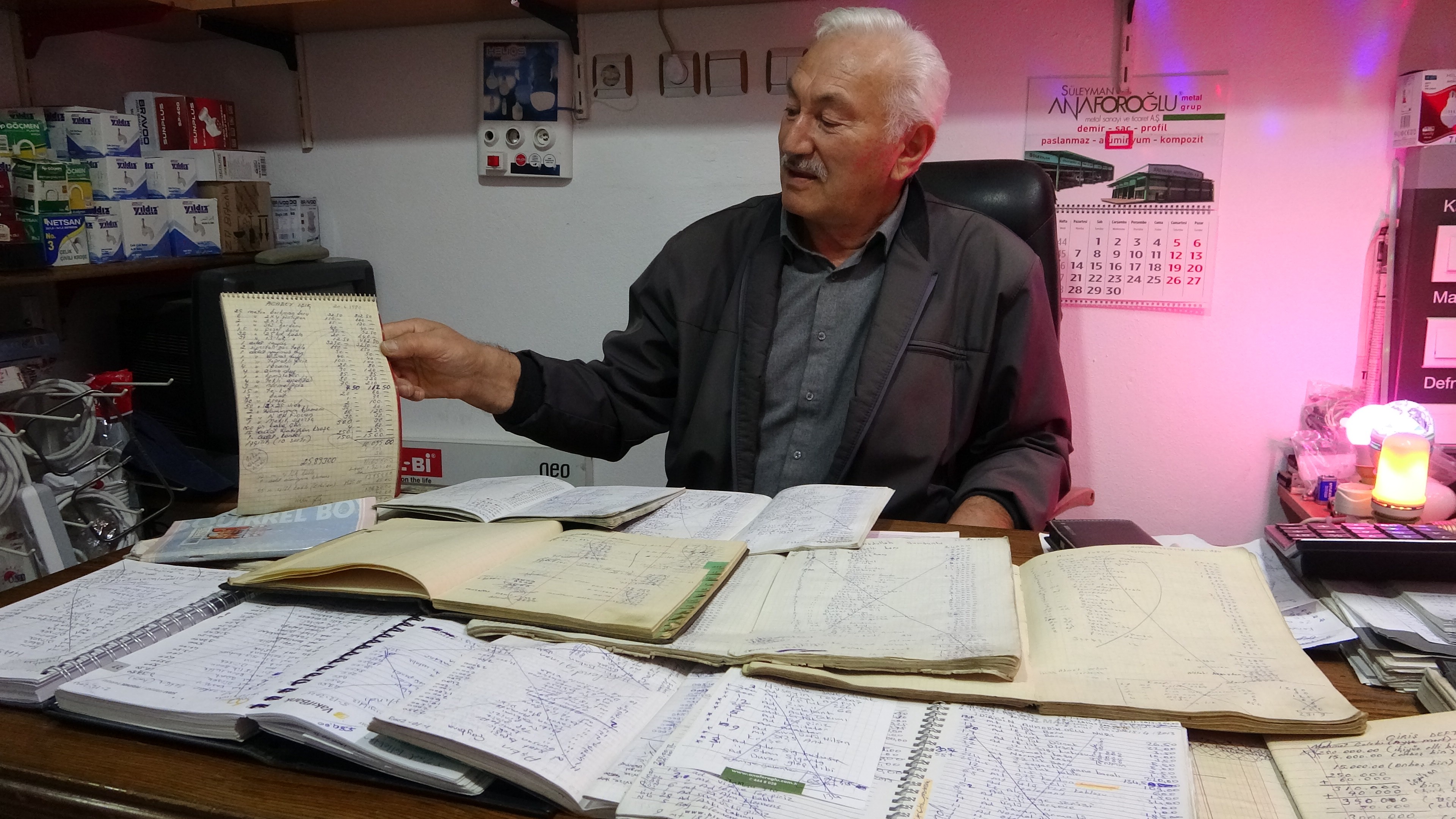 Yarım asırlık müşteri defterlerine gözü gibi bakıyor