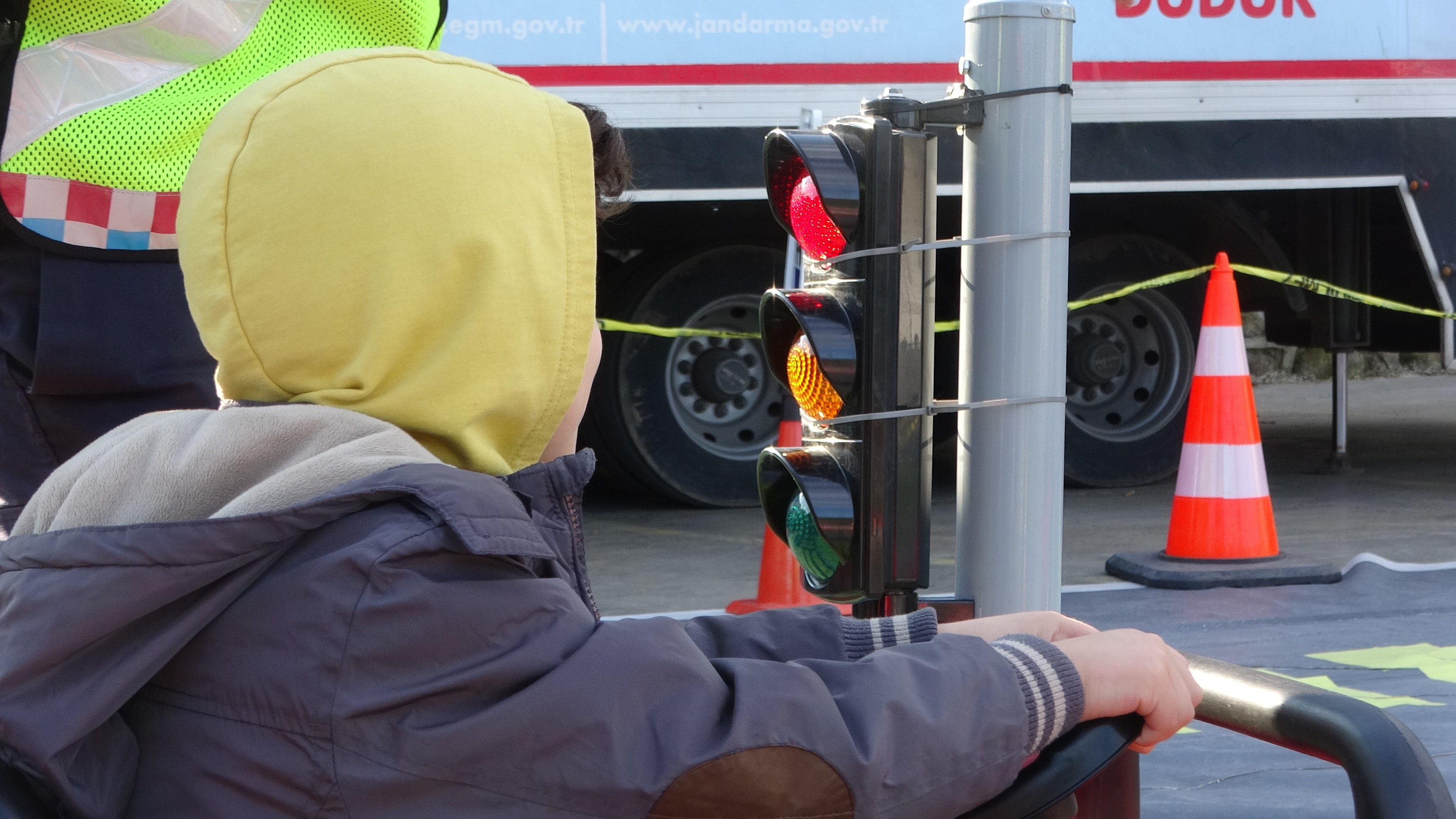 Trabzon'da öğrencilere akülü araçlarla trafik eğitimi