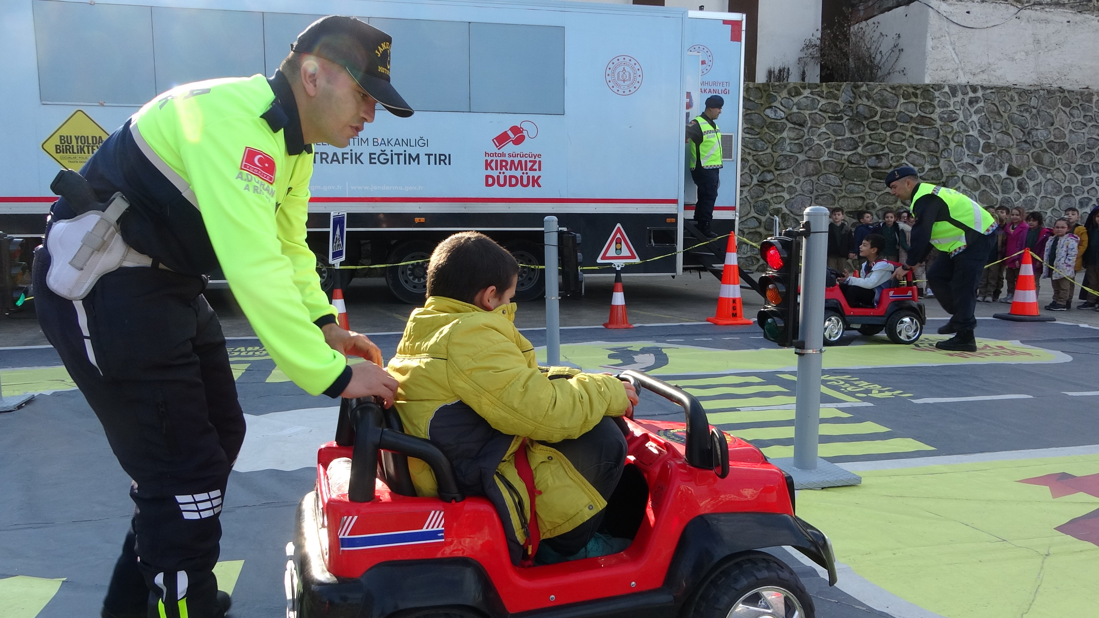 Trabzon'da öğrencilere akülü araçlarla trafik eğitimi