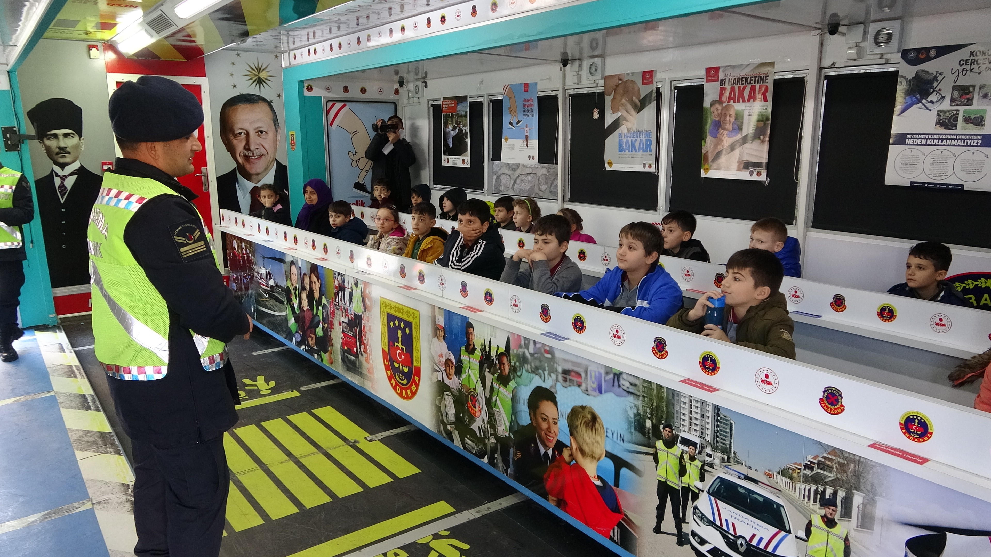 Trabzon'da öğrencilere akülü araçlarla trafik eğitimi