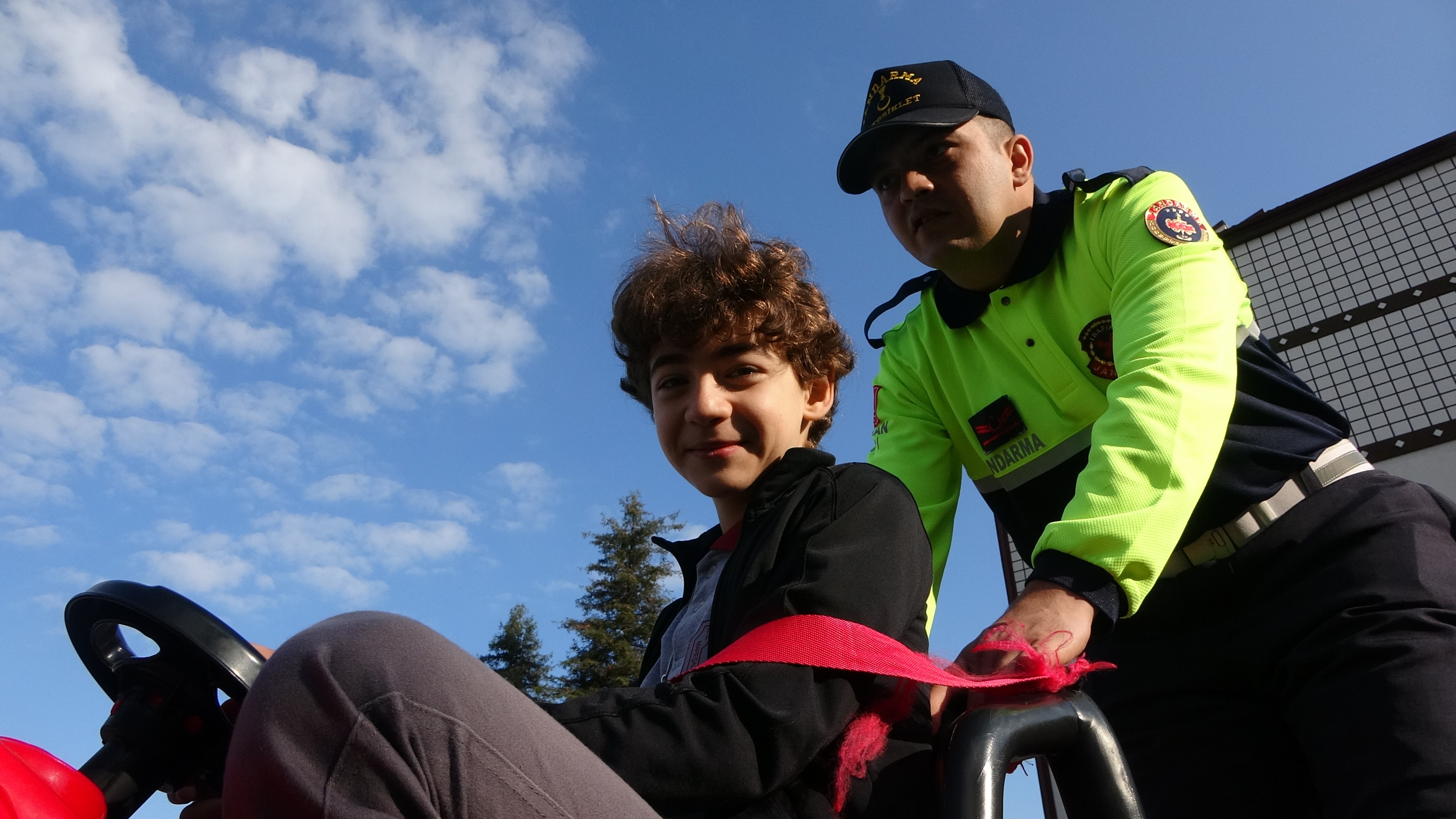 Trabzon'da öğrencilere akülü araçlarla trafik eğitimi