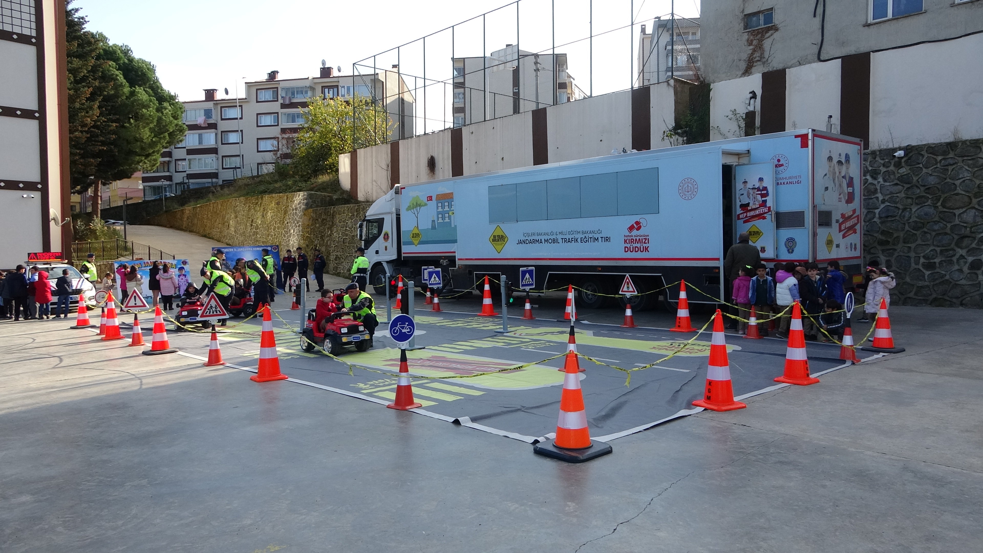 Trabzon'da öğrencilere akülü araçlarla trafik eğitimi